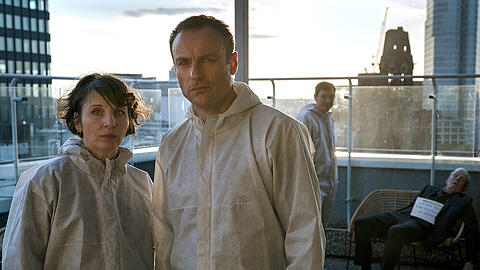 "Tatort: Ein paar Worte nach Mitternacht": Nina Rubin (Meret Becker) und Robert Karow (Mark Waschke) finden Klaus Keller (Rolf Becker) an seinem 90. Geburtstag tot auf