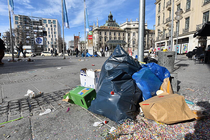Reichlich vermüllt: So sah es am Faschingsdienstag in der Münchner Innenstadt aus.