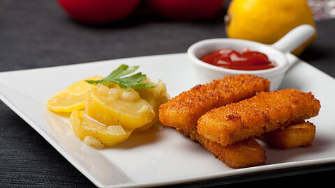 Fischst&auml;bchen sind am leckersten, wenn sie sch&ouml;n knusprig sind. (Symbolbild)