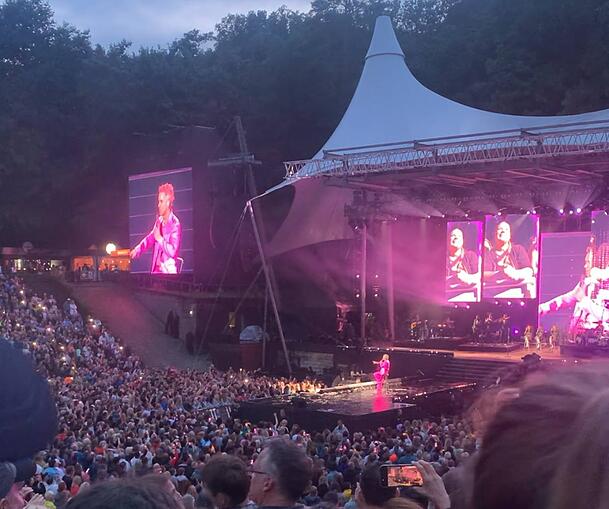 Für Sarah aus Hamburg (zu sehen auf der Leinwand hinter der Bühne) sang Robbie Williams den Hit "She's the One". Welche Dame er wohl in München auswählen wird? Für Sarah aus Hamburg (zu sehen auf der Leinwand hinter der Bühne) sang Robbie Williams den Hit "She's the One". Welche Dame er wohl in München auswählen wird?