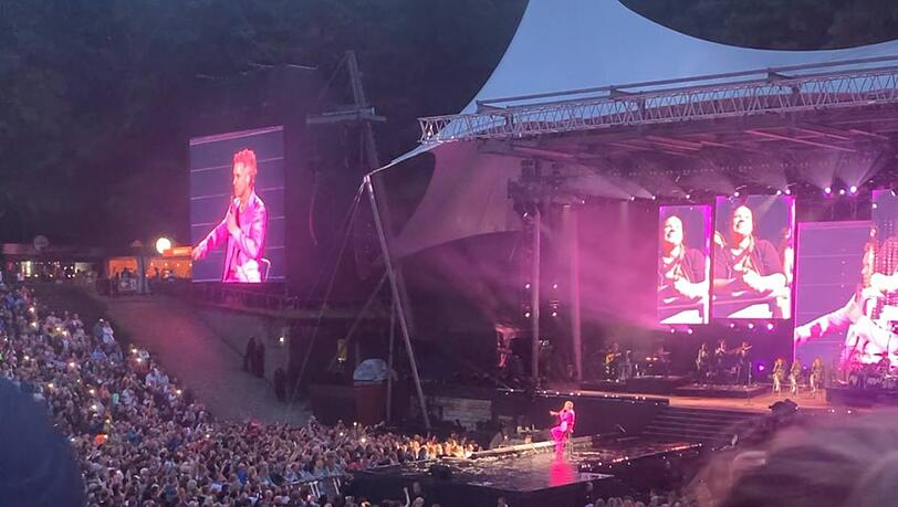 Für Sarah aus Hamburg (zu sehen auf der Leinwand hinter der Bühne) sang Robbie Williams den Hit "She's the One". Welche Dame er wohl in München auswählen wird?