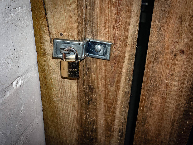 Kellerabteile sind oft nur mit einem Vorh&auml;ngeschloss gesichert.