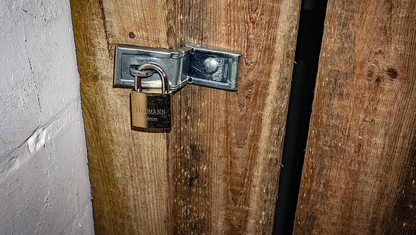 Kellerabteile sind oft nur mit einem Vorh&auml;ngeschloss gesichert.