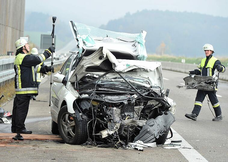 Ein weiterer wurde schwer verletzt. Wie
die Polizei in Kempten mitteilte, rammte der 82 Jahre alte
Geisterfahrer bei Erkheim (Landkreis Unterallgäu) frontal das Auto
einer 49-Jährigen.