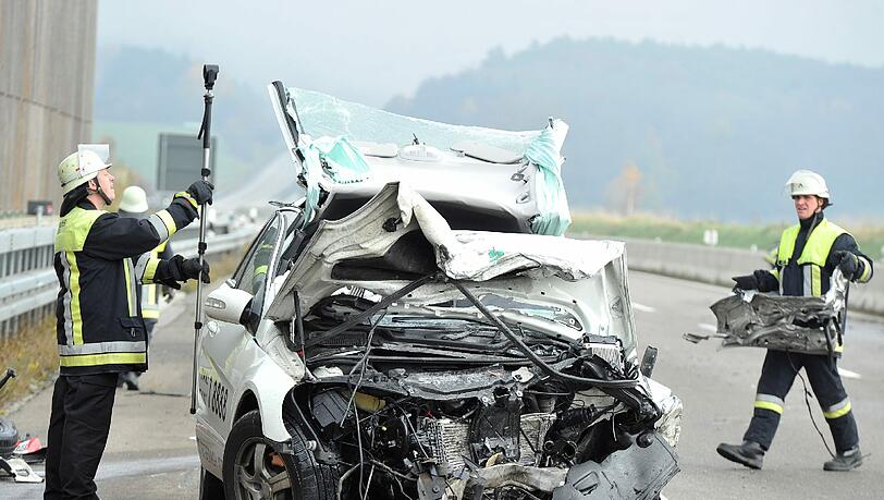 Ein weiterer wurde schwer verletzt. Wie
die Polizei in Kempten mitteilte, rammte der 82 Jahre alte
Geisterfahrer bei Erkheim (Landkreis Unterallgäu) frontal das Auto
einer 49-Jährigen. Ein weiterer wurde schwer verletzt. Wie
die Polizei in Kempten mitteilte, rammte der 82 Jahre alte
Geisterfahrer bei Erkheim (Landkreis Unterallgäu) frontal das Auto
einer 49-Jährigen.