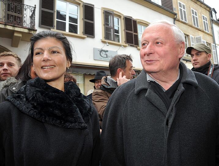 Zu trinken gab es Glühwein aus Pappbechern mit der Aufschrift &bdquo;Echt heiß, die Linke&ldquo;.