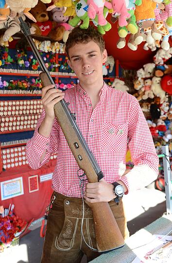 Gymnasiast Maximilian Steinker hilft auf dem Oktoberfest an der Schießbude seiner Eltern. Nach der Ausbildung möchte er die Bude seiner Eltern übernehmen.