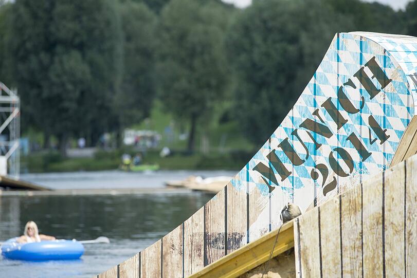 Waghalsige Jumps und das über Wasser. Die Bilder vom Training der X-Fighters auf dem Olympiasee.
