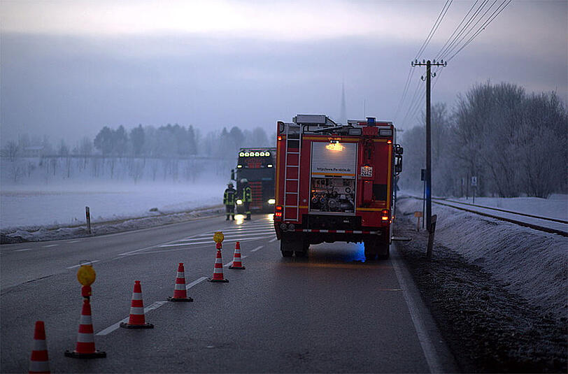 Wenn das Navi am Verkehrsunfall schuld ist: Ein Lieferwagen fuhr auf die Bahnlinie neben der Straße, weil das Navi den Weg dorthin wies.