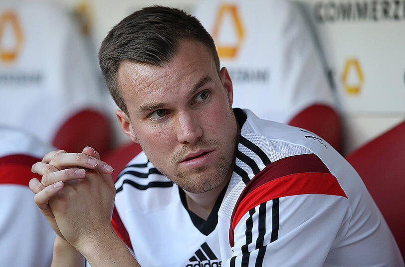 Kevin Großkreutz, 2015: Die "Dönerwurf-Affäre" hat Löw dem Dortmunder verziehen. Sogar nachdem im WM-Trainingslager 2014 bekannt wurde, dass Großkreutz in eine Hotel-Lobby urinierte, nimmt der Bundestrainer ihn mit nach Brasilien. Dort bleibt Großkreutz ohne Einsatz, gerät sportlich aus dem Blickfeld. Und als Löw hört, dass Großkreutz bei Galatasaray Istanbul - wo er wegen eines Formfehlers des Vereins nur trainieren und nicht spielen darf - an den Wochenenden stets nach Hause flog, mustert er ihn mit den öffentlichen Worten "Das macht man nicht" endgültig aus.