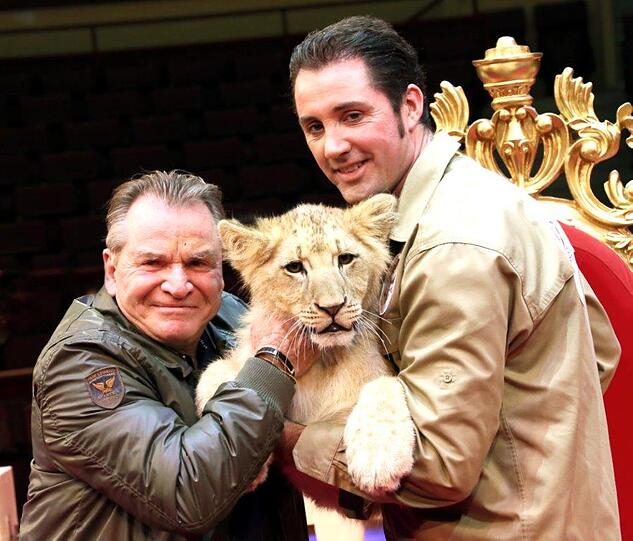 Fritz Wepper und Star-Dompteur Martin Lacey jr. bei der Löwentaufe von Elvis