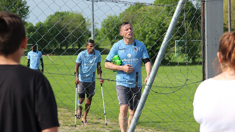 Auf Krücken humpelt Löwen-Spieler Amilton vom Trainingsplatz in Bad Wörishofen. Die Bilder.