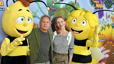 Uwe Ochsenknecht und Andrea Sawatzki in Begleitung von Willi (links) und Maja bei der Premiere von 'Biene Maja - Die Honigspiele' am 25. Februar in München.
