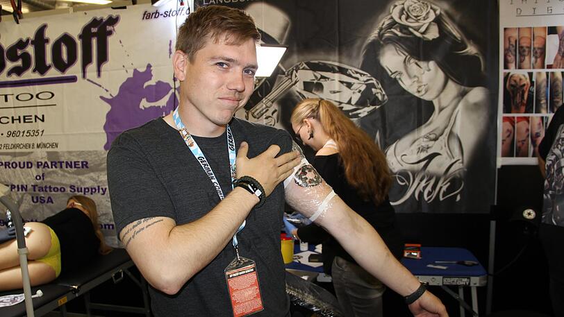 Auf der Comic Con kann man sich sogar tätowieren lassen.