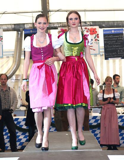 Trachtenmodenschau auf dem 27. Haderner Dorffest. Die Bilder.