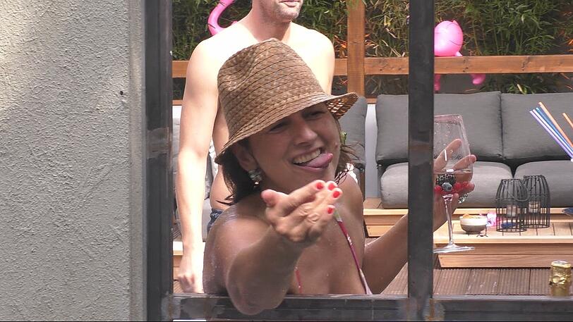 Party-Animal Claudia flirtet mit Willi Herren