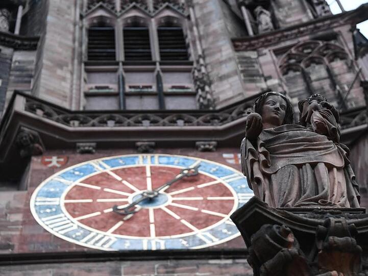 Eine Marienfigur steht vor dem Freiburger Münster. Foto: Patrick Seeger/Archivbild