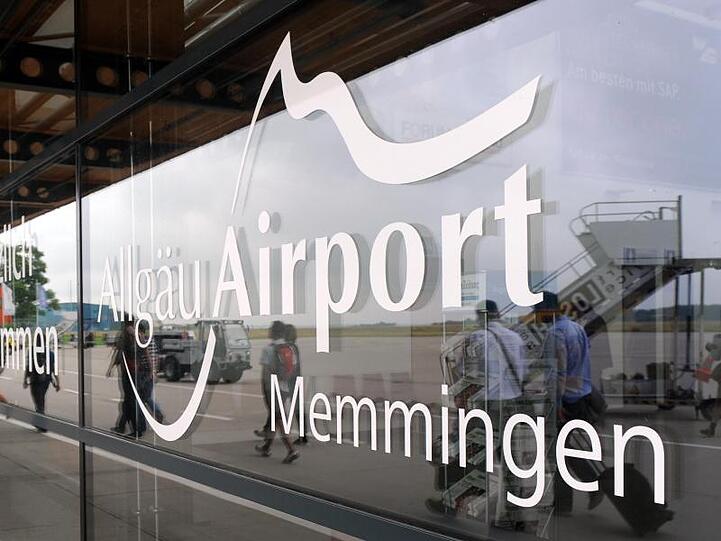 Das Logo in Form des Schriftzuges "Allgäu Airport Memmingen" ist an einer Glasscheibe eines Terminals des Flughafens zu sehen. Foto: Andreas Gebert/Archiv