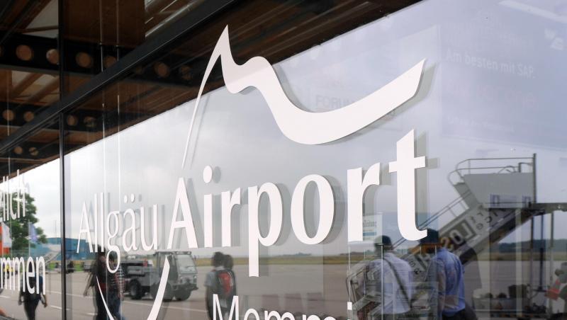 Das Logo in Form des Schriftzuges "Allgäu Airport Memmingen" ist an einer Glasscheibe eines Terminals des Flughafens zu sehen. Foto: Andreas Gebert/Archiv Das Logo in Form des Schriftzuges "Allgäu Airport Memmingen" ist an einer Glasscheibe eines Terminals des Flughafens zu sehen. Foto: Andreas Gebert/Archiv