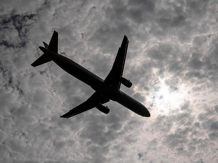 Ein Flugzeug befindet sich im Landeanflug auf einen Flughafen.