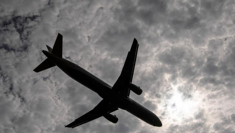 Ein Flugzeug befindet sich im Landeanflug auf einen Flughafen. Ein Flugzeug befindet sich im Landeanflug auf einen Flughafen.