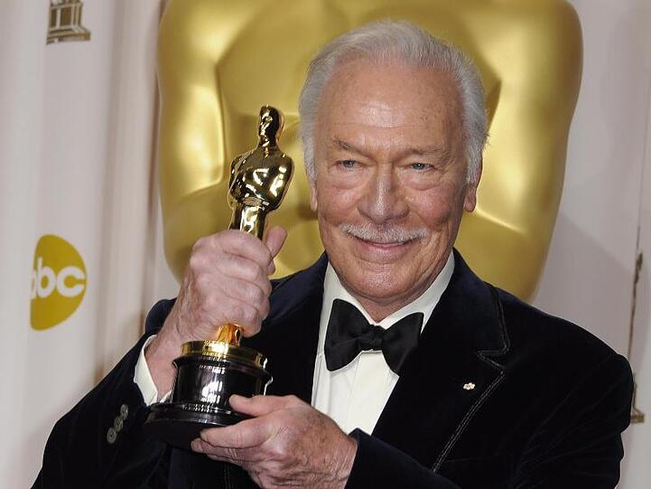 Der kanadische Schauspieler Christopher Plummer zeigt seinen Nebendarsteller-Oscar  für "Beginners" (2012). Da war er 82 Jahre alt.
