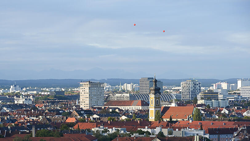 So hoch sollen die Türme werden: Die roten Ballons simulierten am Donnerstagmorgen die geplanten Hochhäuser über dem Paketposthallen-Areal.