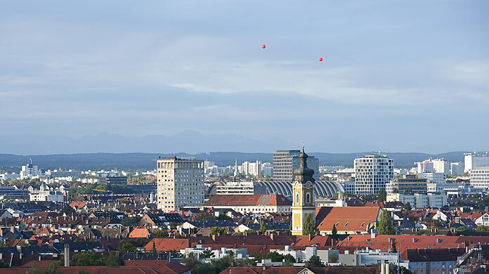So hoch sollen die Türme werden: Die roten Ballons simulierten am Donnerstagmorgen die geplanten Hochhäuser über dem Paketposthallen-Areal.
