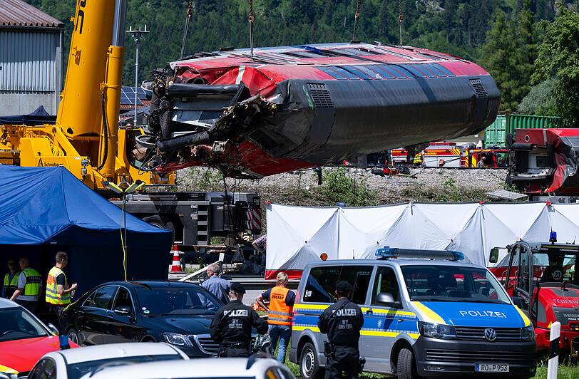 Die Rettungskräfte haben nach einem schweren Zugunglück einen der Waggons angehoben.