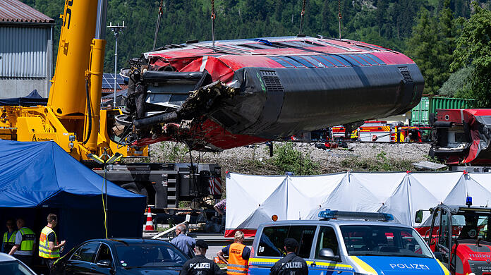 Die Rettungskräfte haben nach einem schweren Zugunglück einen der Waggons angehoben.