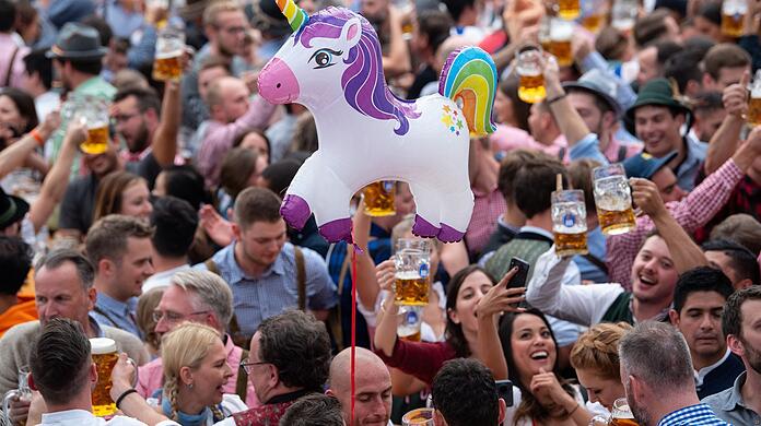 Auftakt zum Oktoberfest: Wiesnbesucher feiern in einem Festzelt. (Archiv)