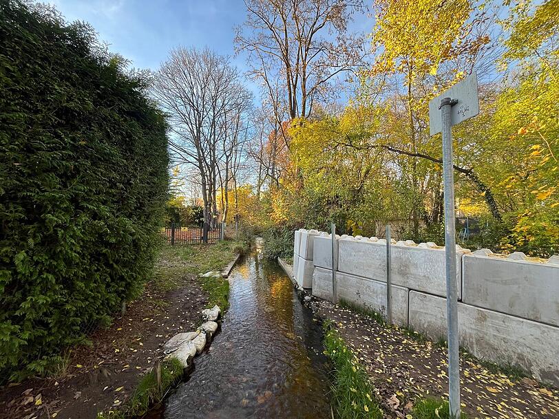 Eine neue Betonwand versperrt Spaziergängern, die von der Winninger Straße kommen, den Zugang zum Bach.