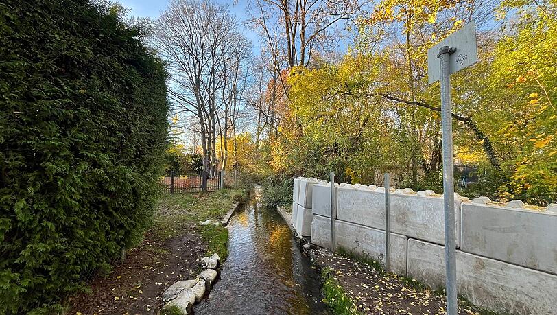 Eine neue Betonwand versperrt Spaziergängern, die von der Winninger Straße kommen, den Zugang zum Bach.