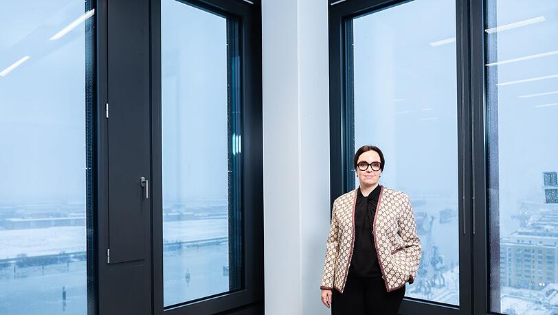 Die Schwedin Borg leitet seit 2020 den staatseigenen schwedischen Energiekonzern Vattenfall, der Deutschland zu seinen Kernm&auml;rkten z&auml;hlt. Auf dem Bild steht Borg in der Hamburger Vattenfall-Zentrale. Im  Hintergrund ist die Norderelbe zu sehen. (Archivbild)