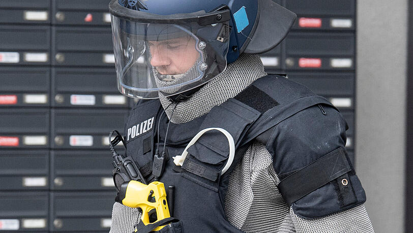 Ein Beamter eines Spezialeinsatzkommandos der Polizei tr&auml;gt bei einem Einsatz  ein Kettenhemd zum Schutz vor Messerangriffen. (Symbolbild)
