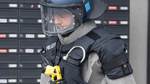 Ein Beamter eines Spezialeinsatzkommandos der Polizei tr&auml;gt bei einem Einsatz  ein Kettenhemd zum Schutz vor Messerangriffen. (Symbolbild)