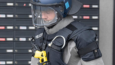 Ein Beamter eines Spezialeinsatzkommandos der Polizei tr&auml;gt bei einem Einsatz  ein Kettenhemd zum Schutz vor Messerangriffen. (Symbolbild)