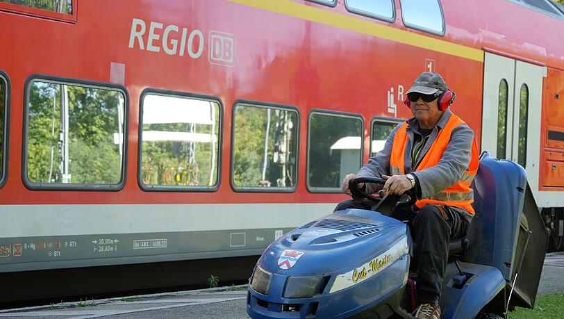 Seit 30 Jahren pflegt Karl Bürger den Bahnhof in seinem Heimatort Walpertskirchen. Dort mäht er beispielsweise regelmäßig den Rasen. Seit 30 Jahren pflegt Karl Bürger den Bahnhof in seinem Heimatort Walpertskirchen. Dort mäht er beispielsweise regelmäßig den Rasen.