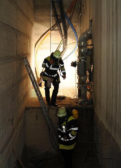 Die Münchner Feuerwehr beim Einsatz an der Richelstraße...
