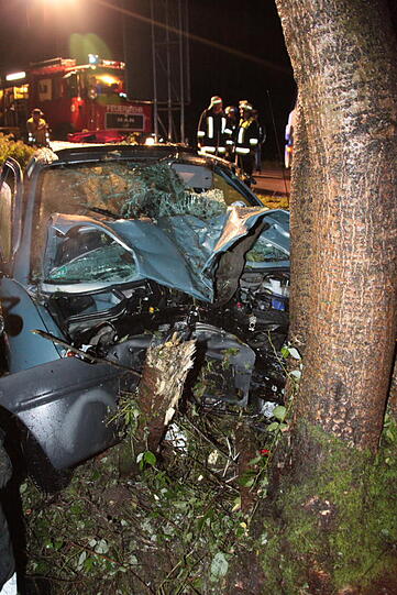 Heftiger Crash im Großhaager Forst: Ein 26-Jähriger kommt von der Fahrbahn ab und prallt gegen einen Baum
