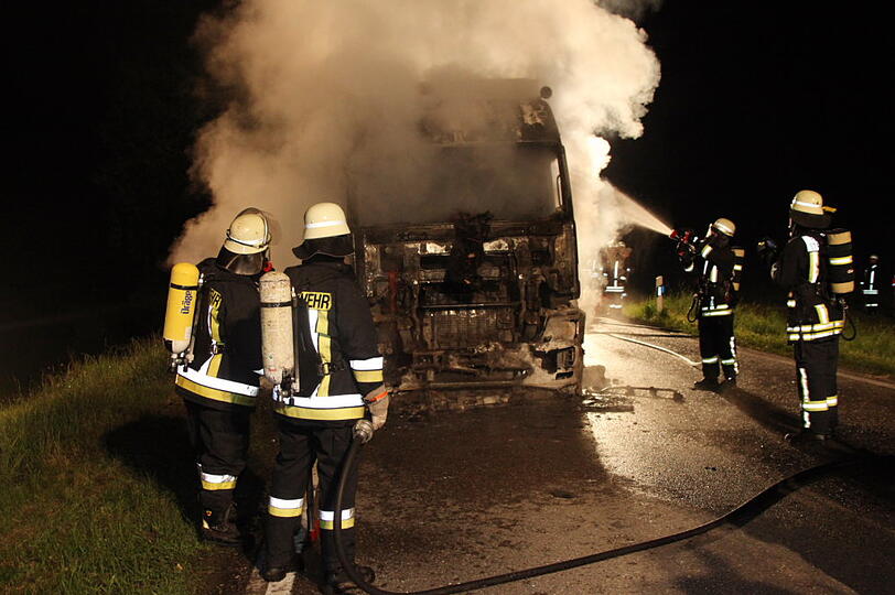 Als die Feuerwehr ankam um den Brand zu löschen, stand das Fahrzeug bereits vollständig in Flammen. Die Bilder von der Löschaktion.