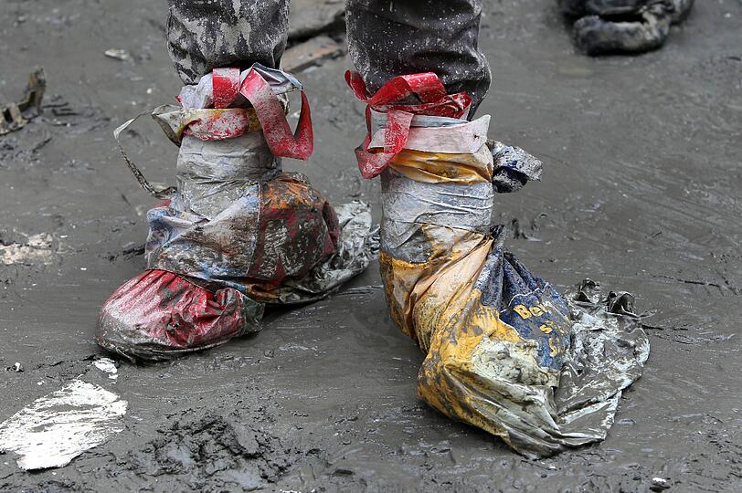 Einfallsreichtum in Passau: Gummistiefel werden im Juni dringend gebraucht.