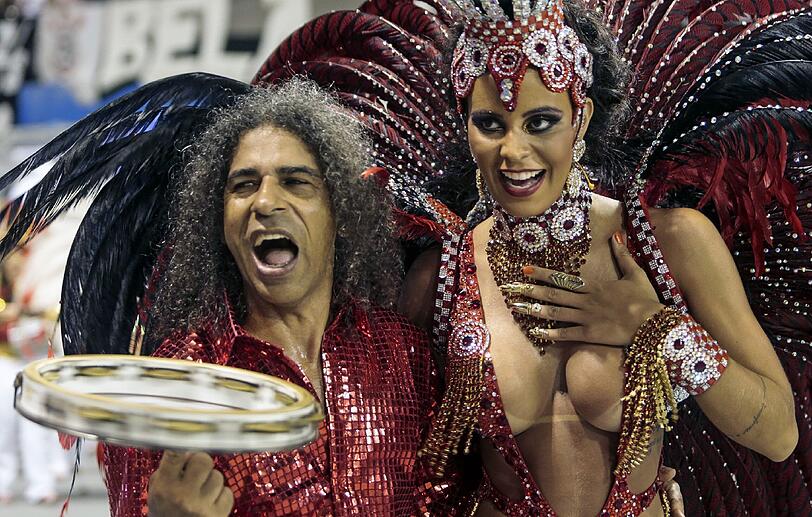 Ziemlich bunt, ziemlich heiß und ziemlich nackt: Beim Sambodromo tobt der brasilianische Karneval bei Temperaturen von über 30 Grad. Die Bilder.