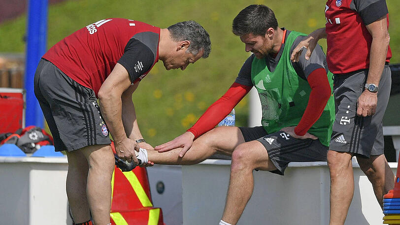 Schrecksekunde für Xabi Alonso und den FC Bayern: Im Training verletzt sich der Mittelfeld-Routinier leicht an der Wade.