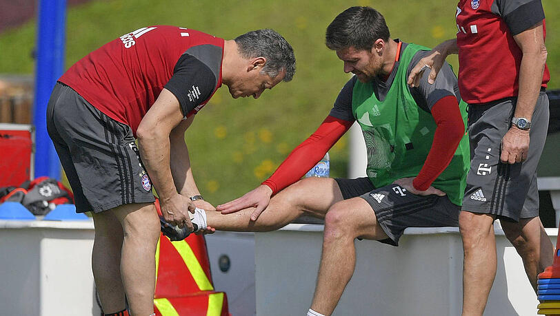 Schrecksekunde für Xabi Alonso und den FC Bayern: Im Training verletzt sich der Mittelfeld-Routinier leicht an der Wade. Schrecksekunde für Xabi Alonso und den FC Bayern: Im Training verletzt sich der Mittelfeld-Routinier leicht an der Wade.