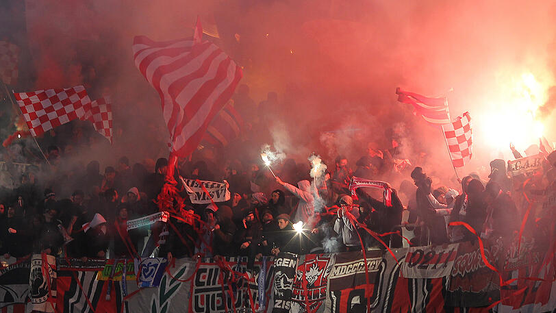 Anhänger von Fortuna Düsseldorf zünden Pyros. (Archivbild)