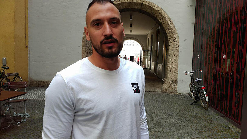 Timo Gebhart am Montagnachmittag vor der Praxis von Dr. Wilhelm Müller-Wohlfahrt in der Altstadt.