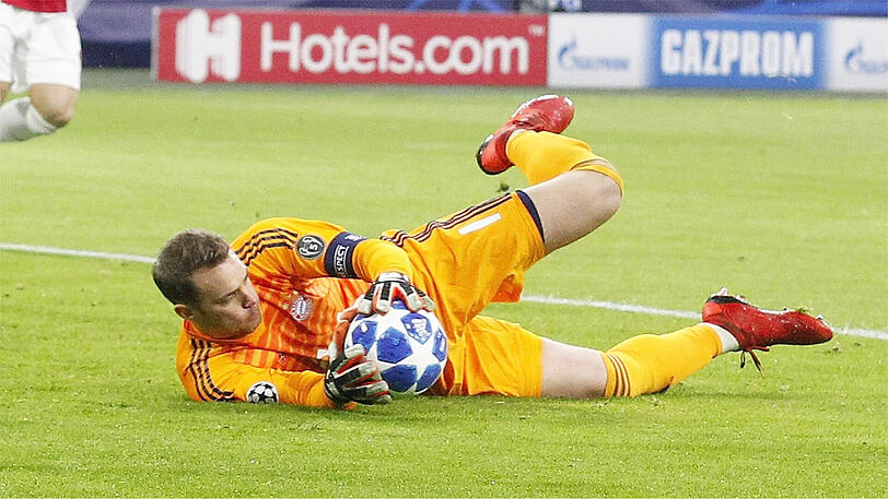 MANUEL NEUER, NOTE 3: Ja, der Nationaltorhüter war auch mit in Hannover und sogar im Stadion. Der Kapitän dürfte aber ganz froh gewesen sein, dass es nicht gegen Holland oder Ajax ging, da kassierte er jeweils drei Dinger. In der HDI-Arena beschäftigungslos.