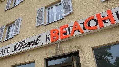 Deml-Beach: Vom Torten-Café zur Strandbar. Deml-Beach: Vom Torten-Café zur Strandbar.