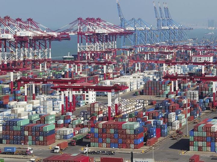 Containerumschlag im Hafen von Qingdao.